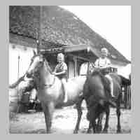 106-0052 Die Jungen duerfen auf die Pferde. Links Wolfgang Mahnke, rechts Fritz Adomeit.jpg